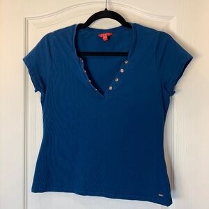 Guess Los Angeles Fitted V-Neck T-Shirt with Snap Buttons – Blue